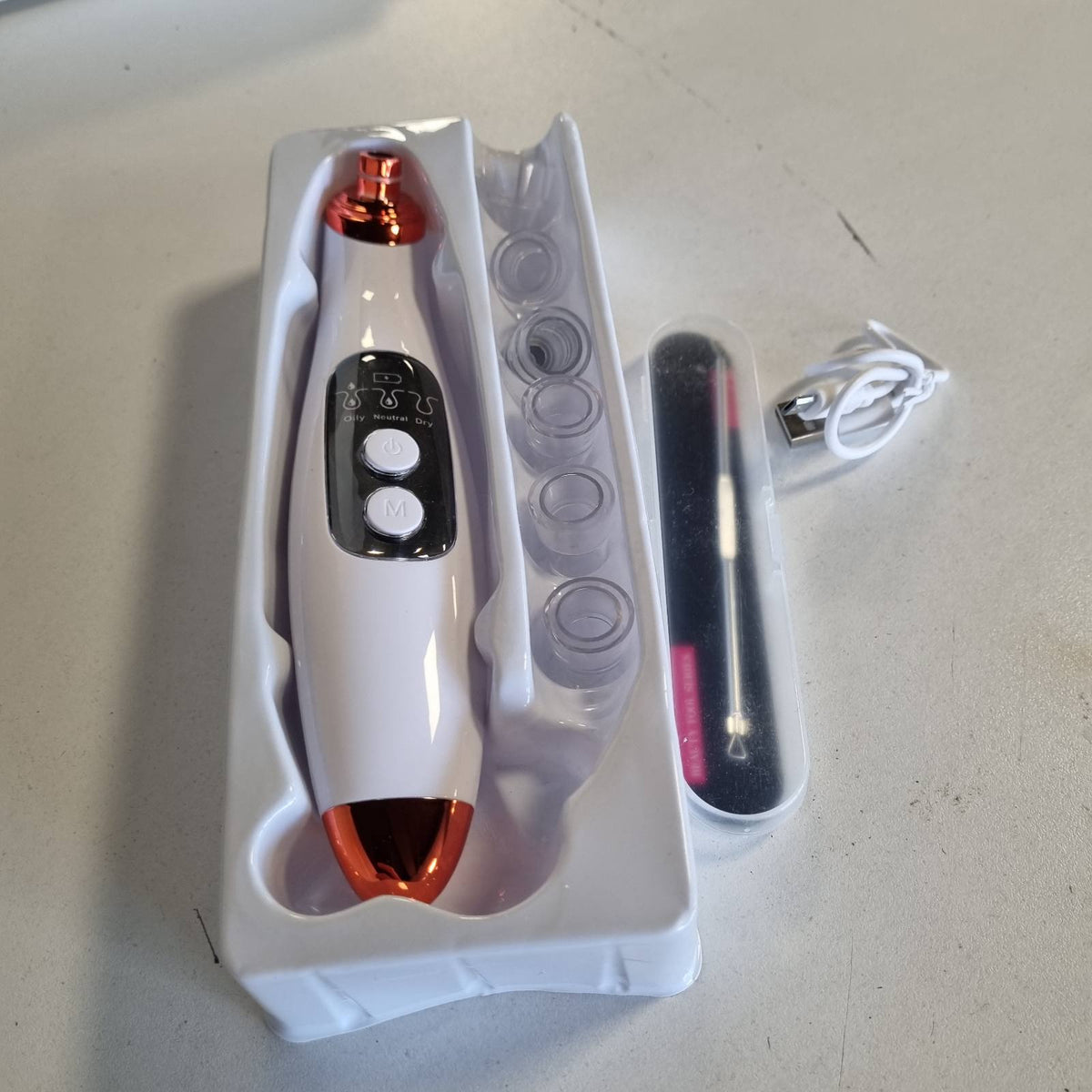 300742 - JICICUXI Pastrues poresh elektrik për fytyrën me 3 nivele thithjeje, 6 koka, ekran LCD, rikarikueshme me USB, e bardhë perle