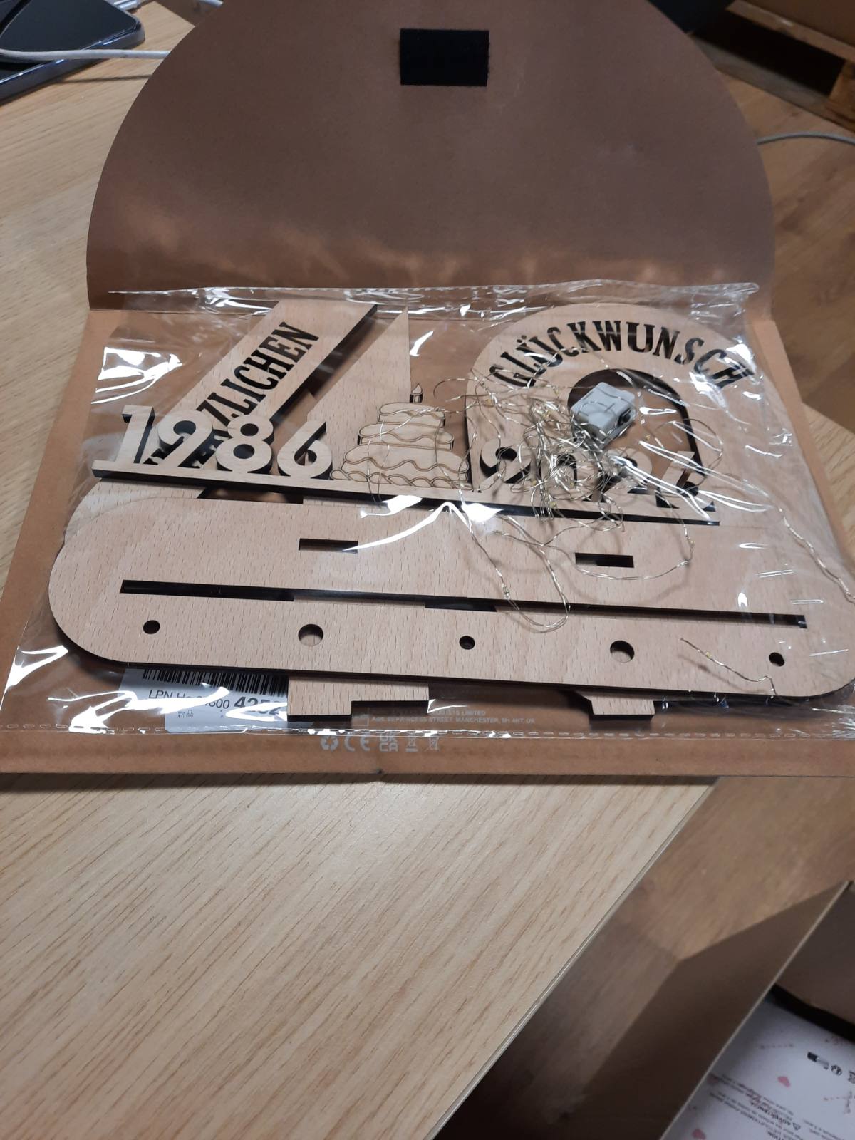 198747 - GIFTOTA - Dhuratë Origjinale e Ditëlindjes së 40-të për Gra dhe Burra, Përvjetori i Martesës me Ngjyrë Rubini, Dhuratë me Para 40, Drita LED me Tel, Stand, Tabelë Druri, Libër Vizitorësh, Dekorime për Ditëlindjen e 40-të