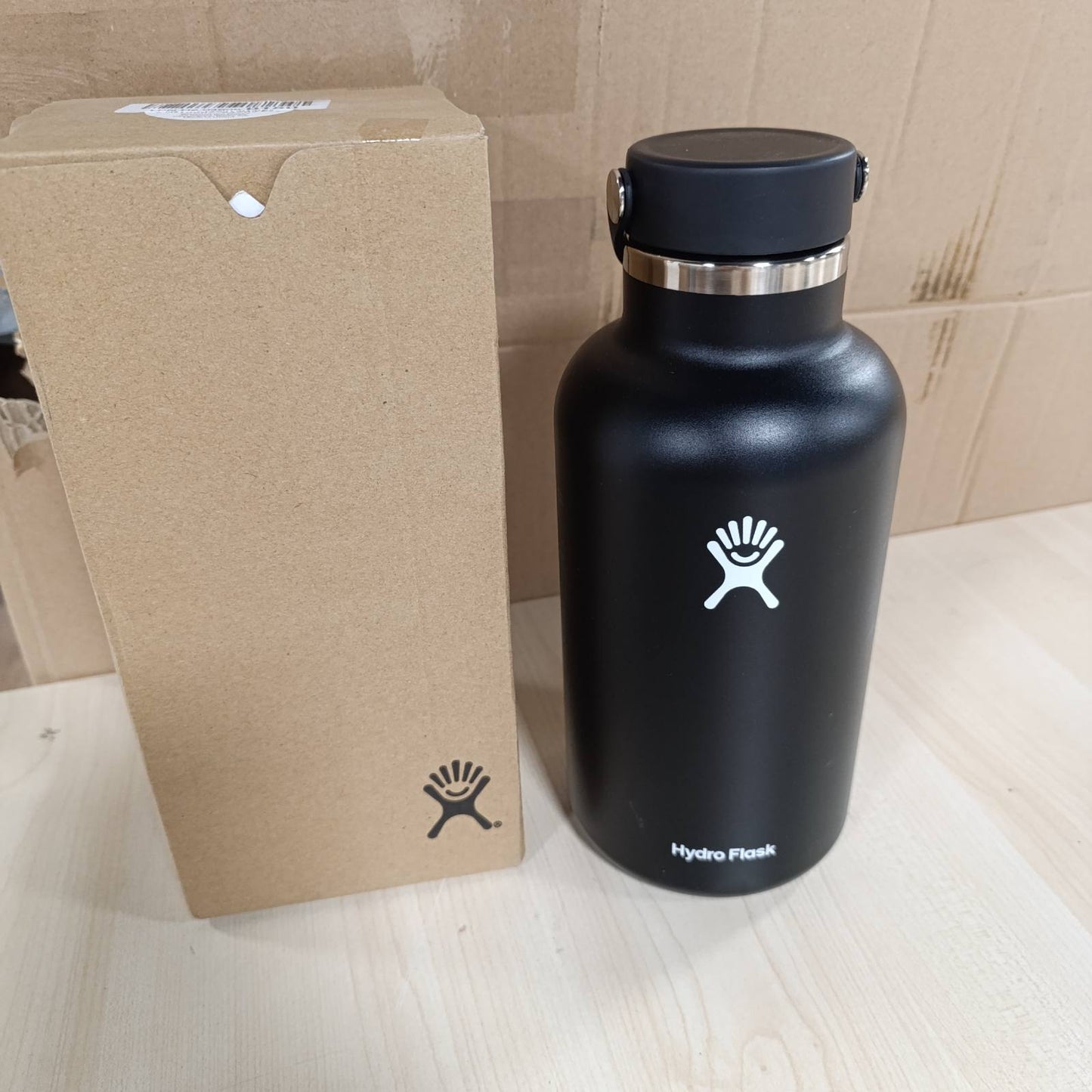 183454 - HYDRO FLASK - Shishe uji e izoluar me vakum prej çeliku inox, 1893ml (64oz) - me kapak të papërshkueshëm dhe fleksibël - Për piqet të nxehta dhe të ftohta - Ngjyrë e zezë