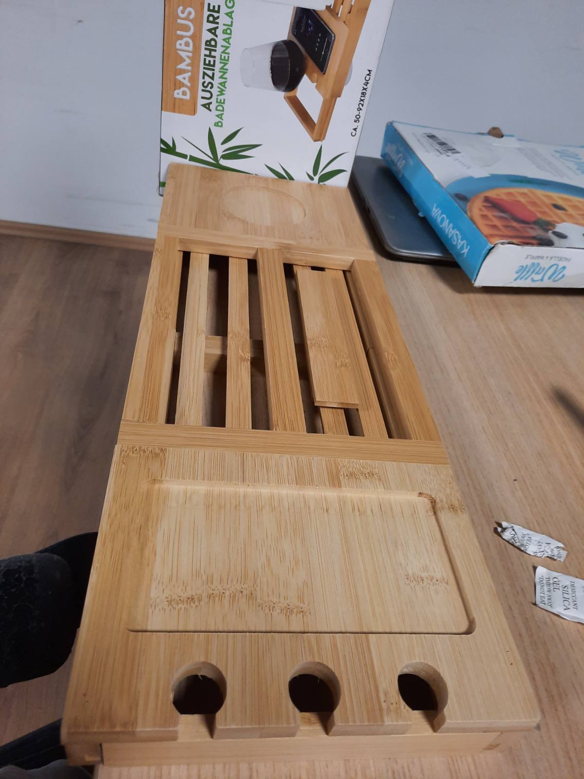 185115 - ALPINA Tabaka Banjoje prej Druri, Dimensionet 50-92 x 18 x 4 cm, Dekorim Banjoje prej Bambuje me Mbajtëse Libri, Mbajtëse Tableti dhe Mbajtëse Filxhani, Ngjyrë Kafe