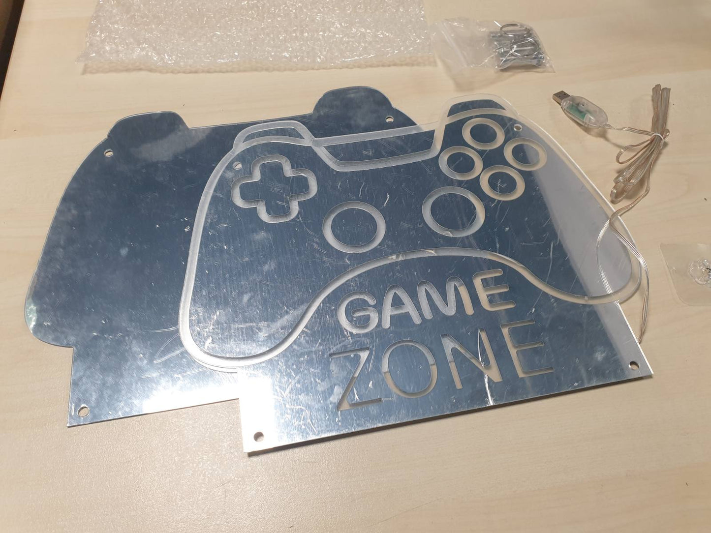 183983 - INEONLIFE Tabelë Ndriçuese Game Zone Neon LED me Pasqyrë, Aplikacion me Ngjyra dhe Zbehës, Smart Neon RGB, Dhurata Ideale për Lojëra të Djemve dhe Adoleshentë