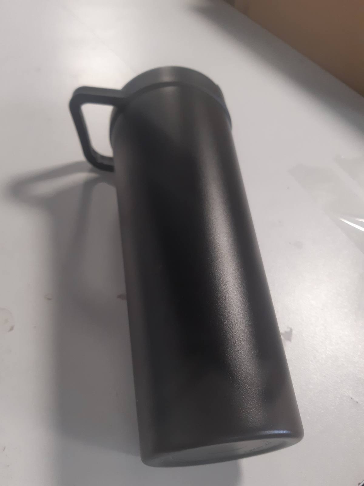 222522 - Rally Shishe e Thjeshtë Moderne prej Çeliku Inox me Top, Gotë Metalike e Izoluar për Kokteje Proteinike, 710ml, E Zezë Mesnate