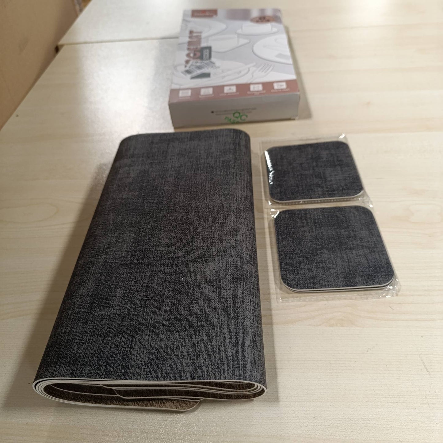 185082 - KITCHENBOSS Set prej 6 Mbulesash Tavoline dhe Mbështetëse me Dy Anë, Lhet, Material PVC, Ngjyrë Gri Kajsie, Madhësi 43 x 30 cm.