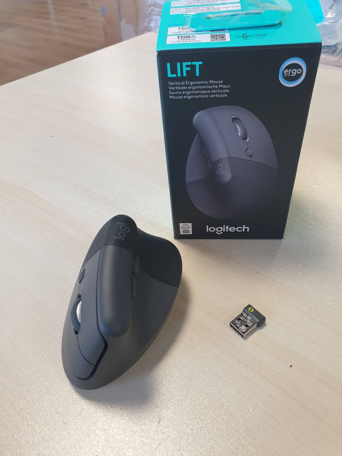 295703 - LOGITECH Lift - Maus Vertikal Ergonomik, Pa Tel, Marrës Bluetooth ose Logi Bolt USB, Klikime të Qeta, 4 Butona, i pajtueshëm me Windows/macOS/iPadOS, Laptop, PC - Gri