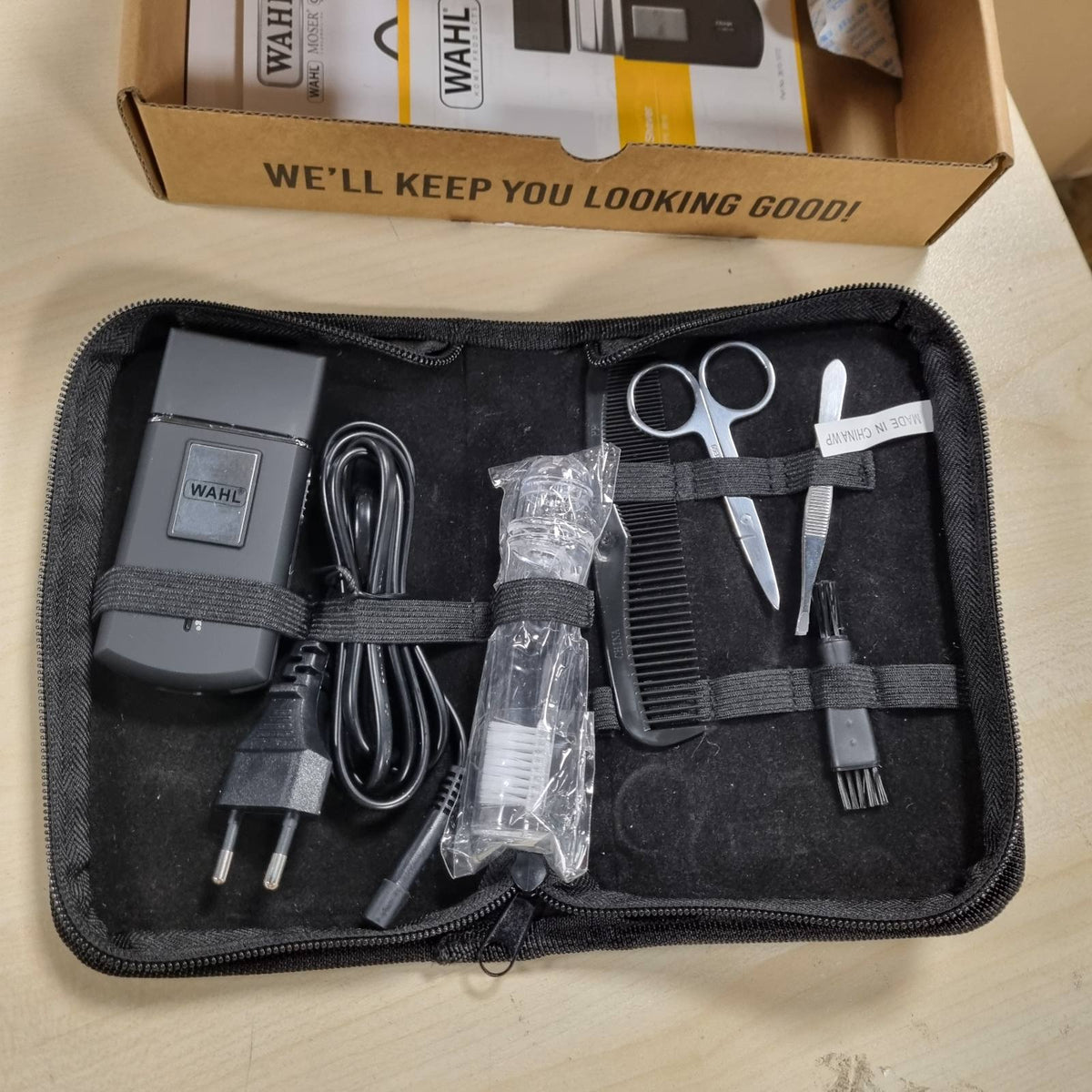 300747 - WAHL Kit rroje udhëtimi i rikarikueshëm, përfshin furçë dhëmbësh, limë thonjsh, gërshërë thonjsh, piskatore, krehër, çantë udhëtimi