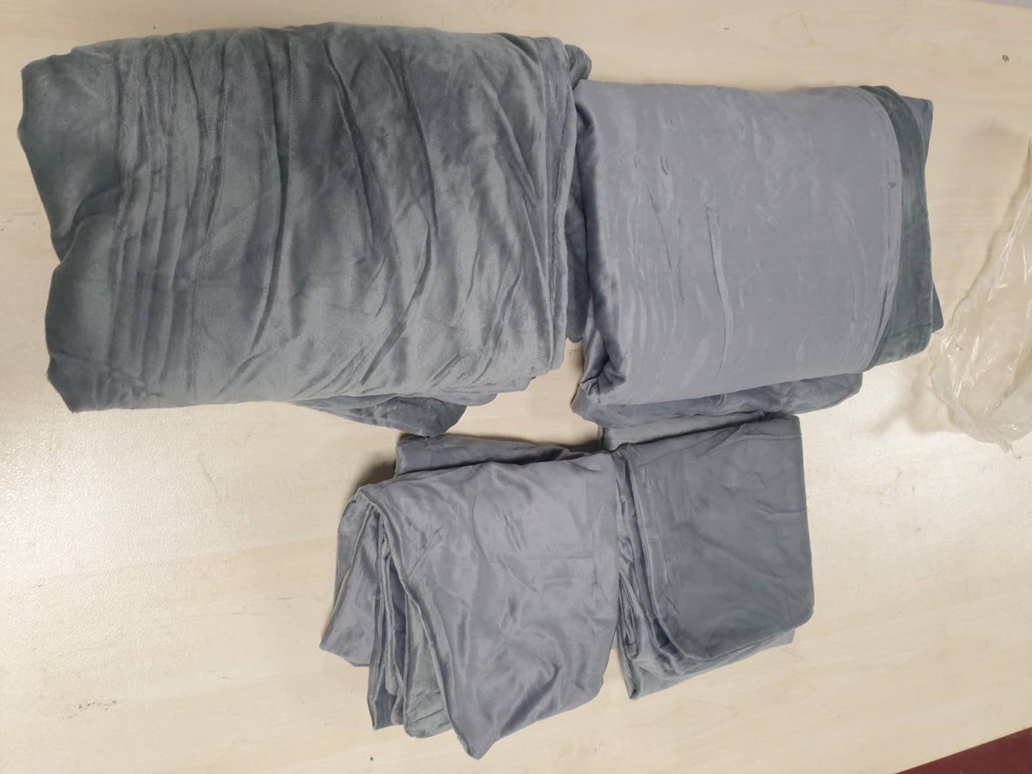 183710 - RUIKASI Set Çarçafësh prej Flanele 135 x 200 cm, 4 Copë, Gri e Çelët, Çarçafë Dimërorë, Set i Jonave prej Leshi Pelushi me 2 mbulesa Jastëkësh 80 x 80 cm, E Kthyeshme