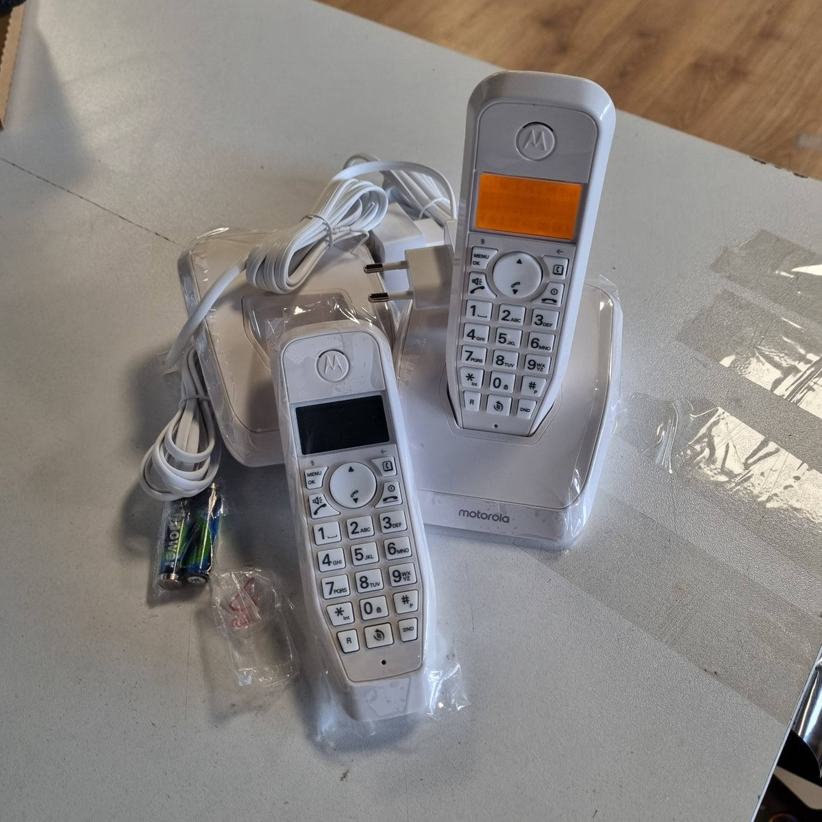 295701 - MOTOROLA Voice - S1202 S12-SERIES Telefon dixhital pa tel, bllokim thirrjesh, funksion Mos më shqetësoni, altoparlant pa duar, libër telefonash për deri në 50 emra dhe numra, i bardhë