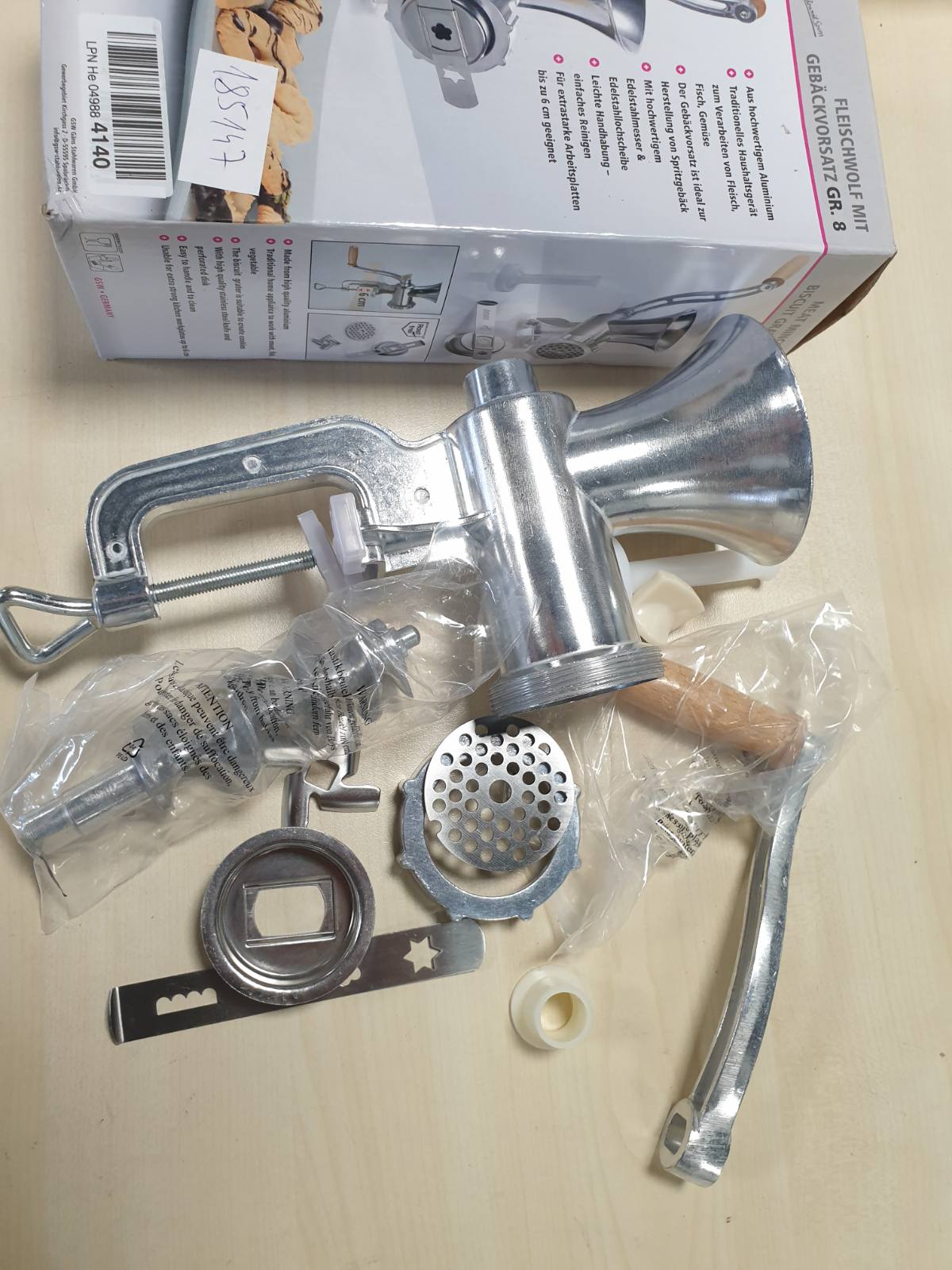 185147 - GSW Mulli mishi Nr. 8 - Mulli cilësor prej çeliku inox, me teh dhe pllakë bluarjeje, përfshirë aksesorin për brumë dhe shtytës, në ngjyrë Argjendi - Materiali: Alumini