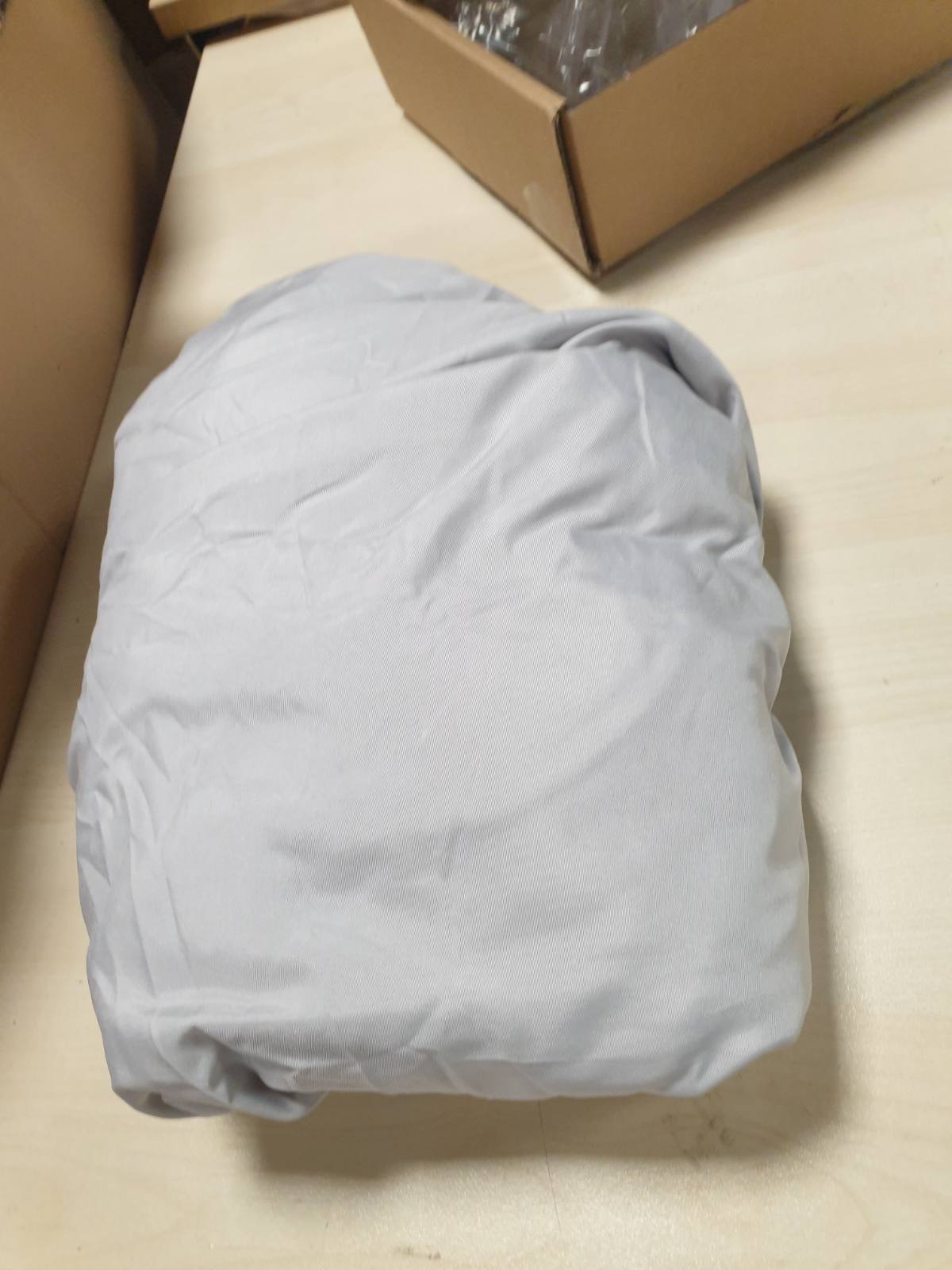 198268 - AMAZON BASICS - Çarçaf i Montuar me Mikrofibër, për Dyshek me Lartësi deri në 30cm, Madhësia 180x200cm, Ngjyra Gri e Çelët
