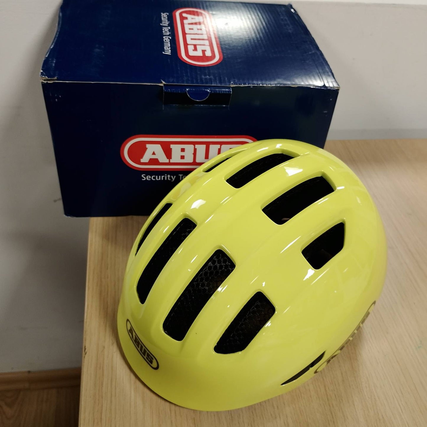 293134 - ABUS Helmetë Smiley 3.0 për fëmijë, biçiklete me prerje të ulët, ngjyrë e verdhë me shkëlqim, madhësia M 50-55cm