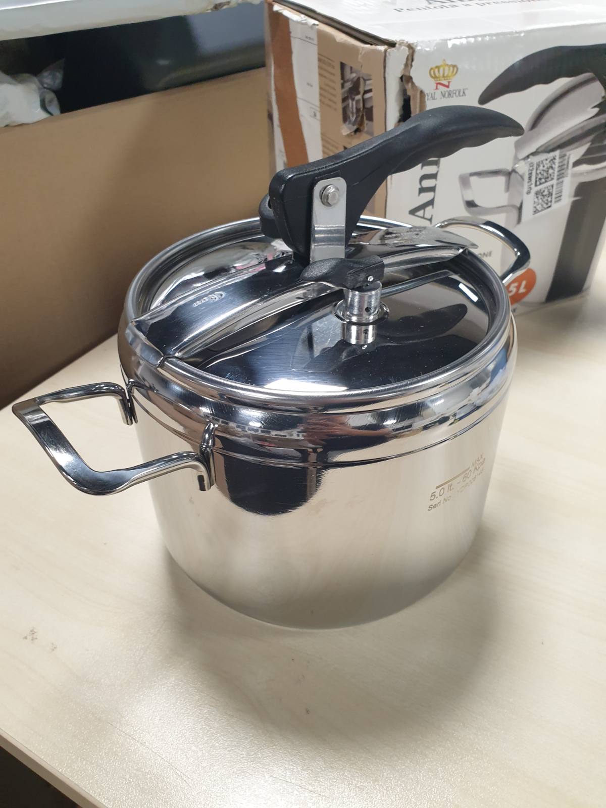 183846 - ROYAL NORFOLK Tenxhere me Presion prej Çeliku Inox 5L, me Fund të Trefishtë, e Përshtatshme për Induksion dhe të Gjitha Sobat, me Kapak Sigurie 3-Valvulash dhe Pajisje Bllokimi Dorëze