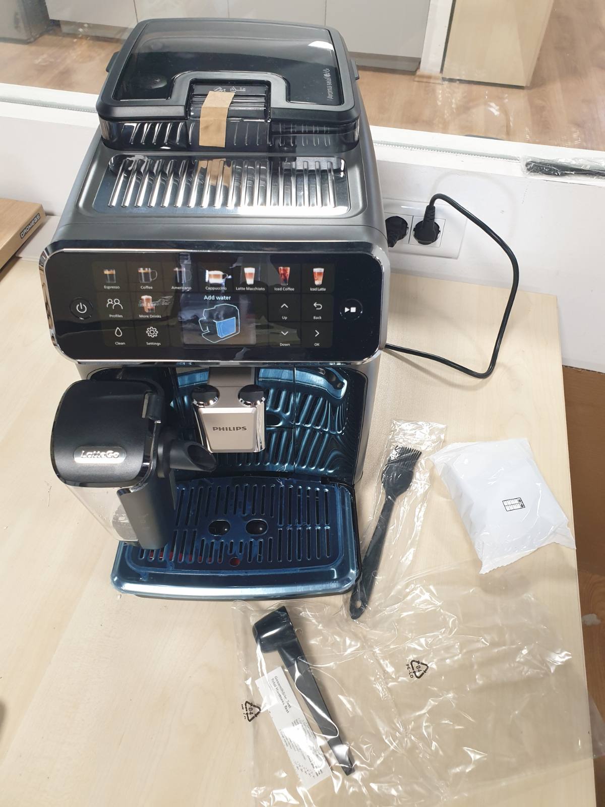 162019 - PHILIPS Series 5500 - Makinë Espresso e Plotësisht Automtike, 20 Lloje Kafe të Nxehta dhe të Ftohta, Sistemi LatteGo me Pastrim të Shpejtë, SilentBrew (40% më i Qetë), Nisje e Shpejtë, Ngjyrë e Grisë (Modeli EP5544/50)