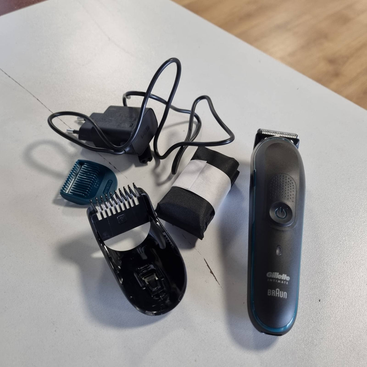 301686 - GILLETTE Makinë prerëse elektrike intime i5 për meshkuj, e butë ndaj lëkurës së ndjeshme, e papërshkueshme nga uji, pa tel, me tehe që zgjasin shumë