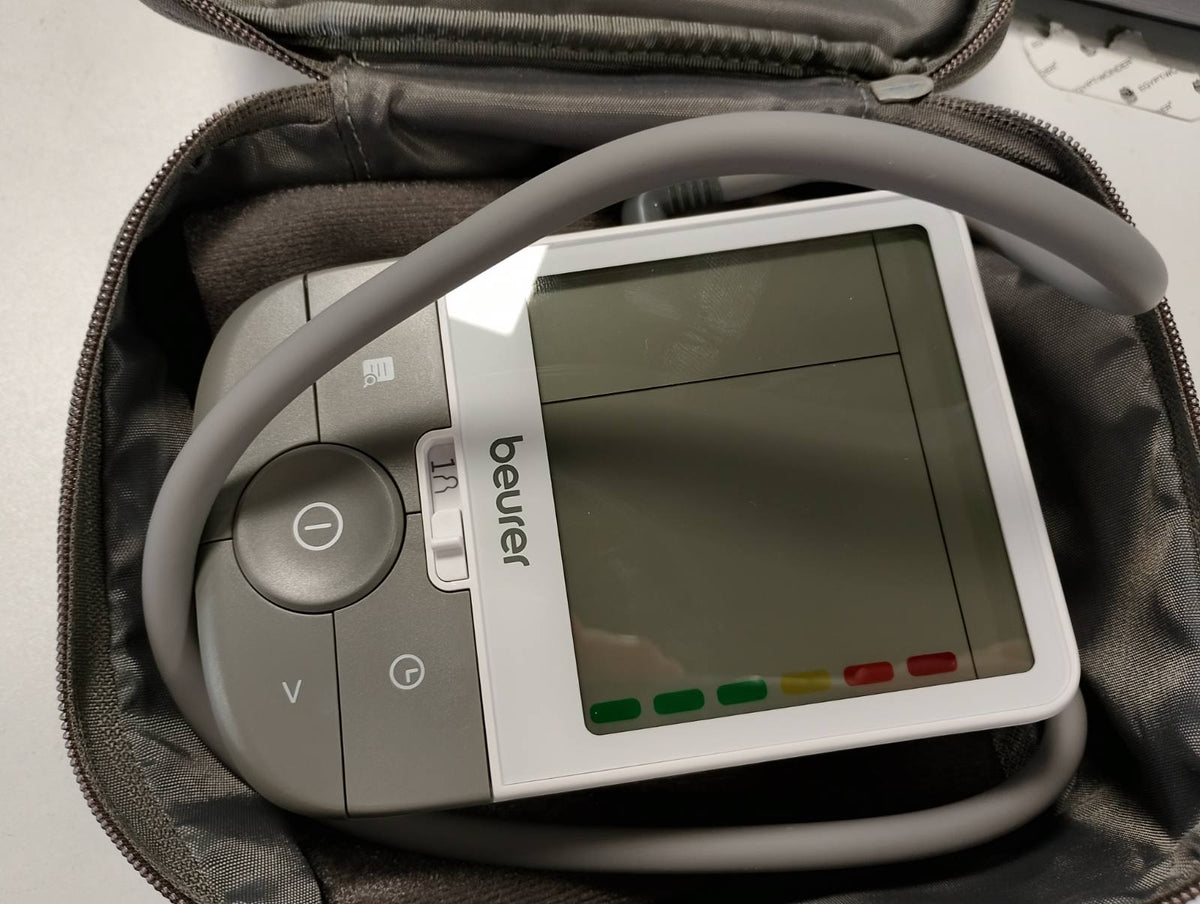 300389 - BEURER Monitor tensioni i gjakut BM 53, për krahun e sipërm, i prodhuar në Evropë, i validuar klinikisht, zbulim i AF, gri-i bardhë