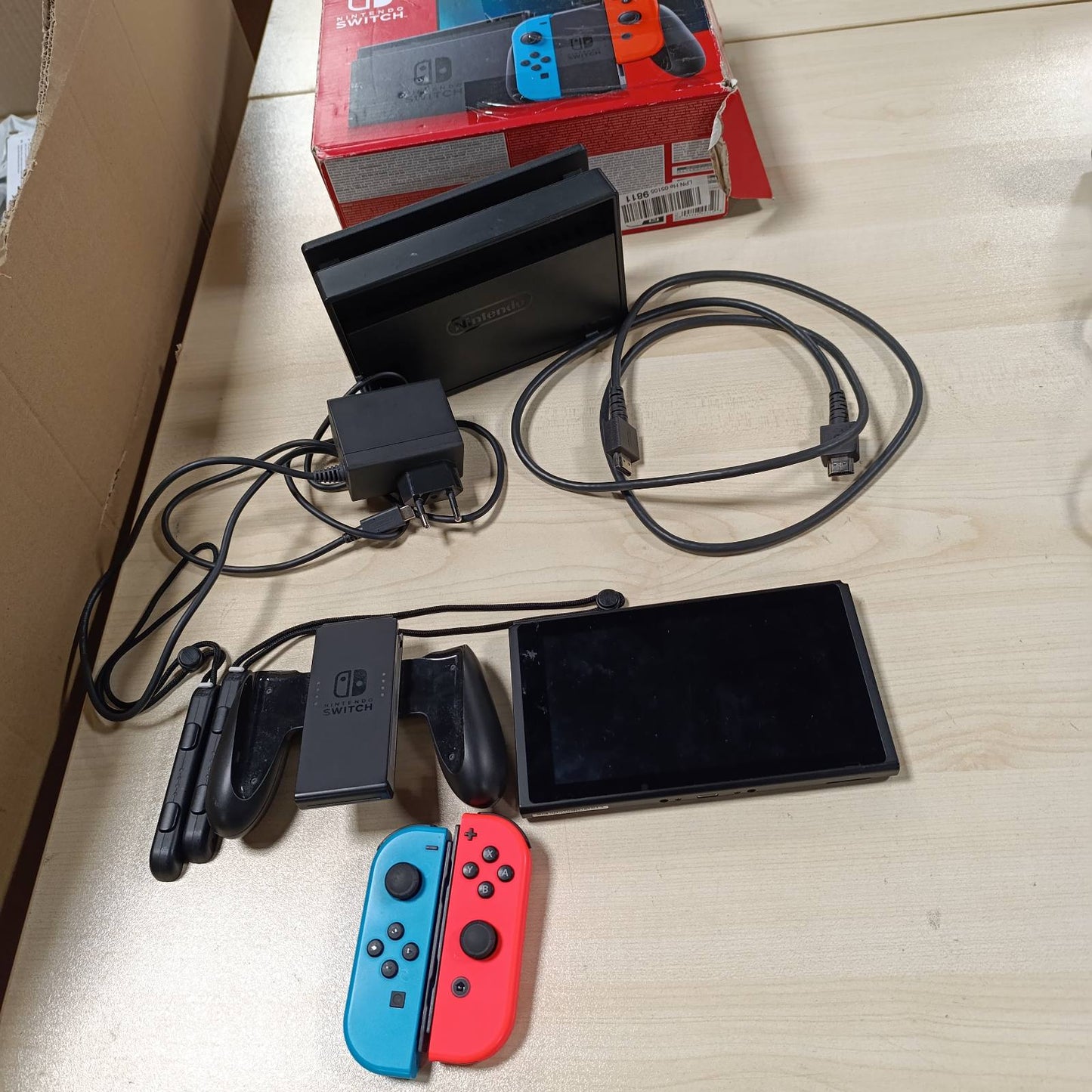 276026 - KONSOLA NINTENDO Switch me ngjyrë blu neoni dhe të kuqe neoni Joy-Cons