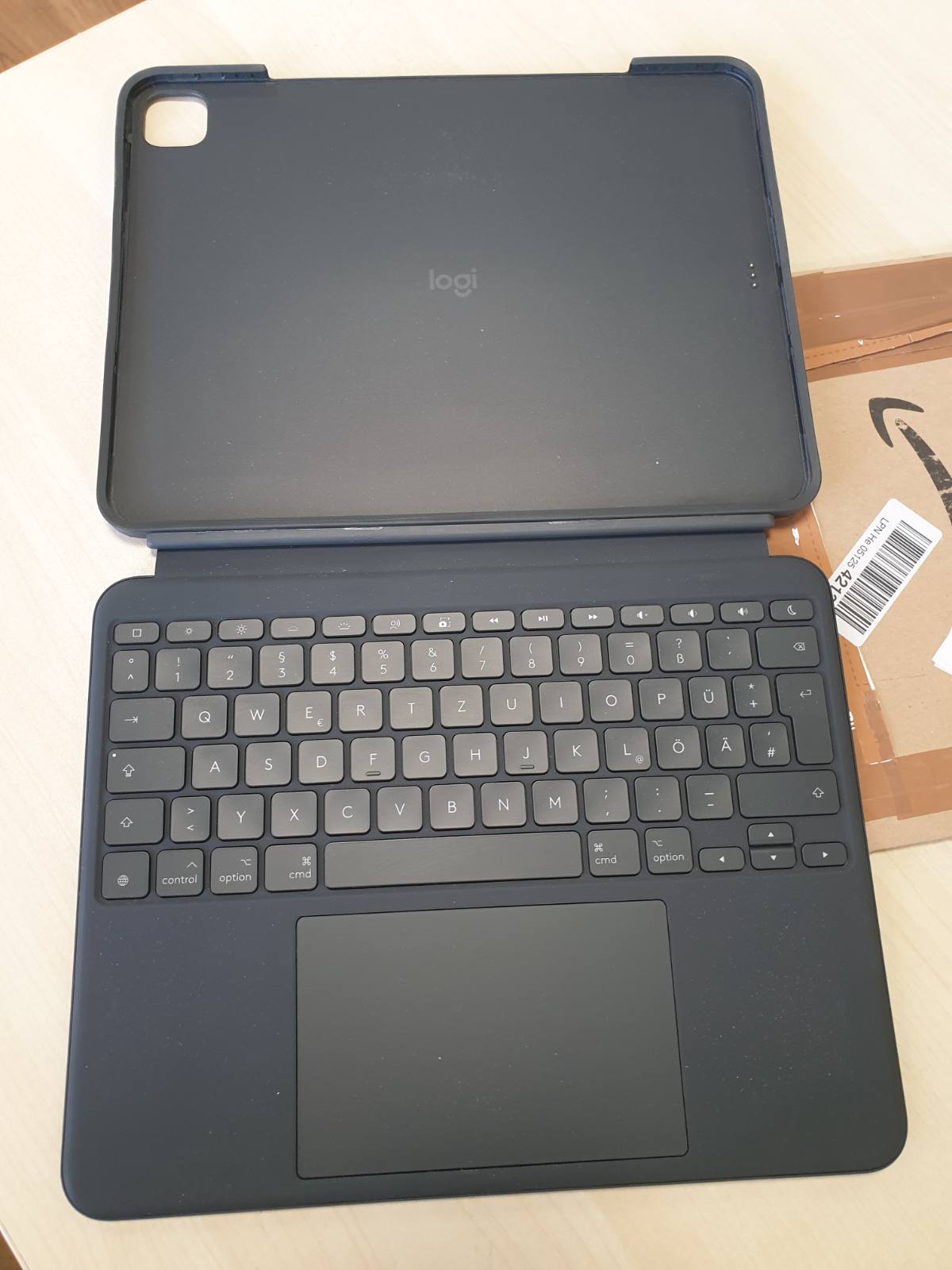 319313 - LOGITECH Kutia e tastierës Combo Touch për iPad Pro 13 inç (M4 dhe M5) (2024 dhe 2025) – Tastierë e shkëputshme me ndriçim nga prapa, mbështetje, shkrim i rehatshëm, modalitet shumëpërdorimësh, grafit gjerman QWERTZ