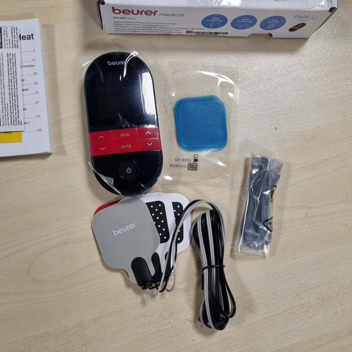 300339 - BEURER Pajisja dixhitale TENS/EMS EM 59 Heat, 4-në-1 për terapi dhimbjeje, stimulim muskujsh, masazh dhe terapi me nxehtësi, përfshin 4 elektroda dhe bateri.