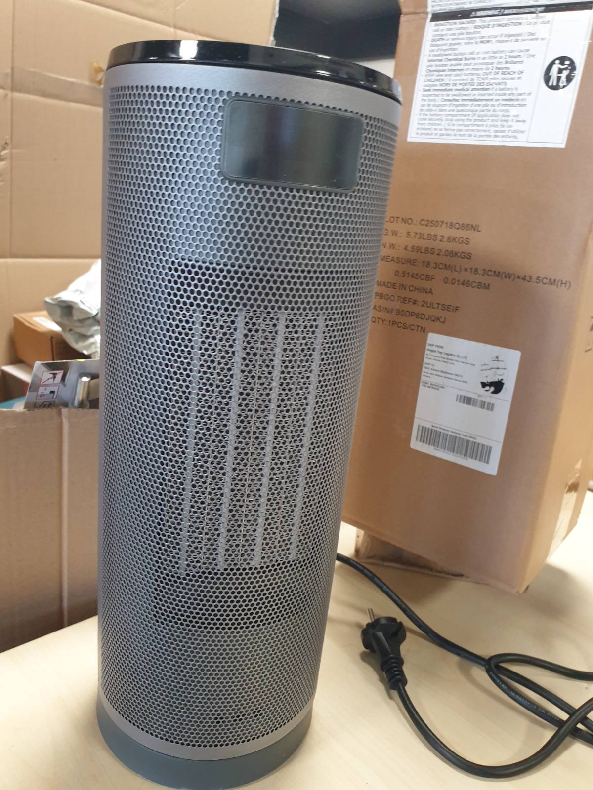 195799 - AMAZON BASICS Ngrohës Elektrik Qeramik me Ventilator, Lëkundje 70°, 1800W, Madhësi 40cm, Gri