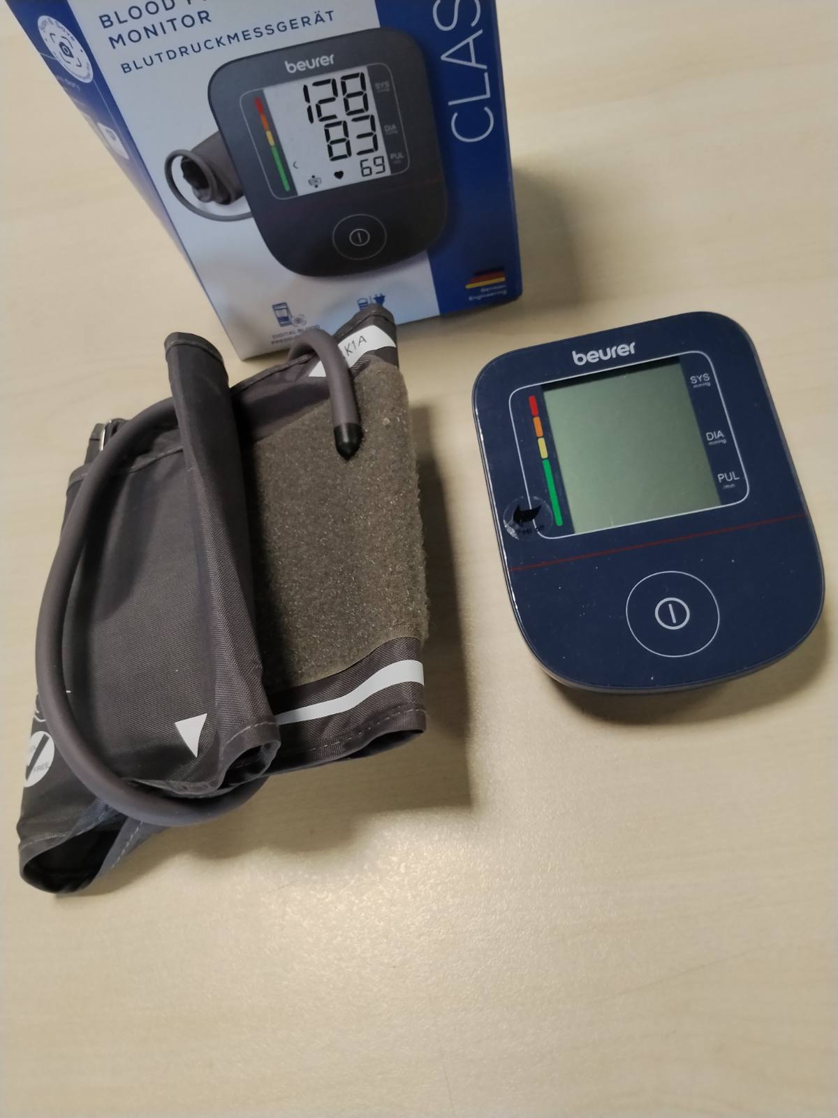 302055 - BEURER Monitor tensioni i gjakut BM 25 për krahun e sipërm, funksionim me një buton, matje e saktë, zbulim i aritmisë, port USB-C, manshetë, transferim të dhënash në Apple Health, blu