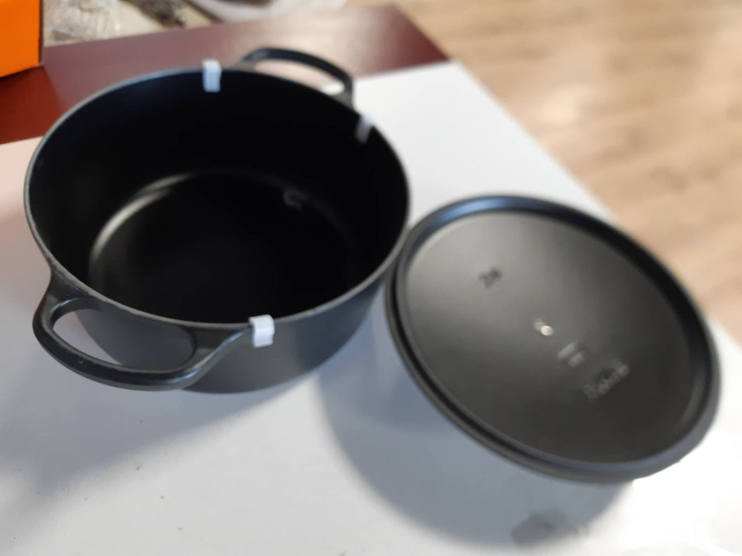 183013 - LE CREUSET Enë Pjekjeje prej Gize të Emaluar Signature, Rrumbullakët 24 cm, Kapaciteti 4.2 L, Pesha 4.305 kg, e Zezë Mat, Kodi 21177240000430