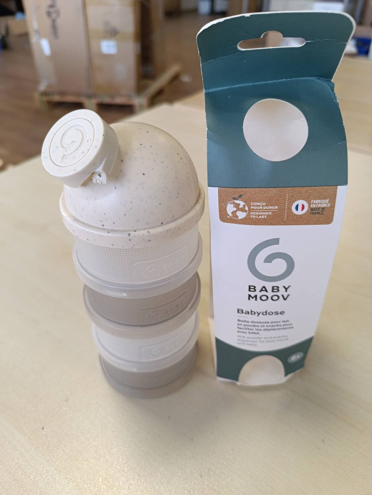 301356 - BABYMOOV - Dispensues për pluhur qumështi, 4 ndarje, grykë ergonomike, bezhë