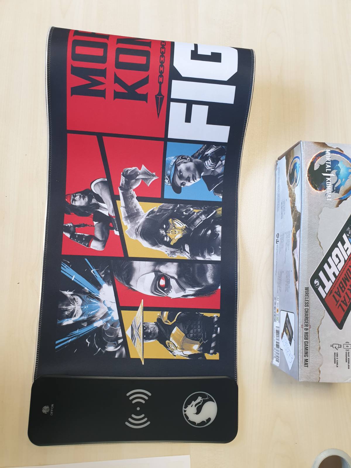 295873 - NUMSKULL GAMES - Mauspad për lojëra Mortal Kombat XL RGB me karikues pa tel 15W | LED i personalizueshëm, jo-rrëshqitës, rezistent ndaj ujit