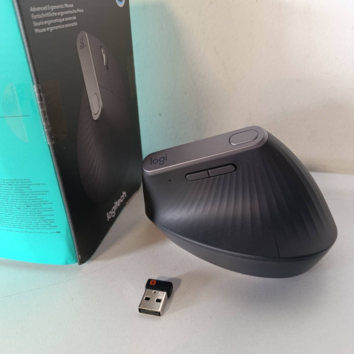 276127 - Logitech Maus pa tel MX Vertikal Ergonomik, për shumë pajisje, Bluetooth ose USB Dongle Unifying 2.4 GHz, Ndjekje optike 4000 DPI, 4 butona, Karikim i shpejtë, PC/Mac/Laptop/iPad OS - i zi, 1 copë