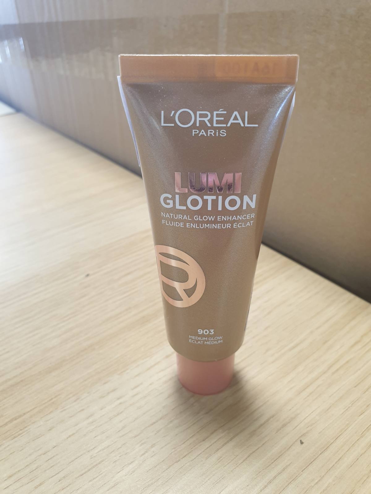 317953 - L'OREAL PARIS Illumite Liquid, Ndriçon dhe Hidraton Menjëherë, Formulë Gjithë-në-Një me Gjalpë Shea dhe Glicerinë, Teksturë e Lehtë, Lumi Glotion, Nuanca: 903 Medium Glow, 40 ml