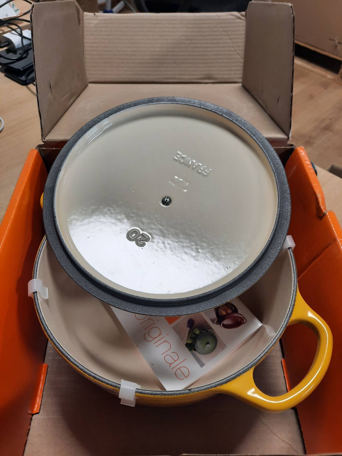 221028 - LE CREUSET Tavë prej gize Signature me kapak, Ø 20 cm, 2.4 l, 3.092 kg, Nectar