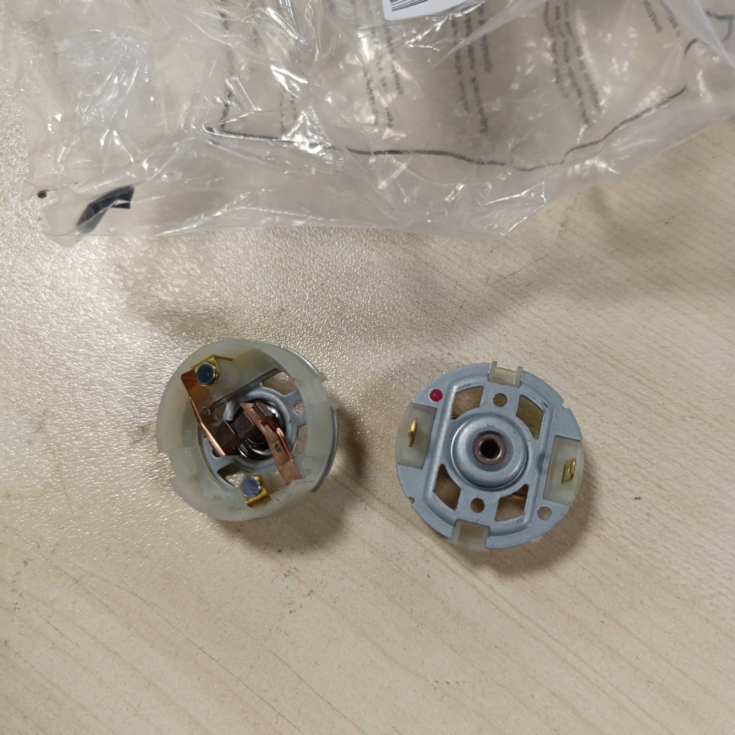 205821 - Mbajtëse furçash karboni për motor RS550 – mbajtëse furçash për karikim/shpim elektrik dhe kaçavidë elektrike, e përshtatshme për RS545, RS555 dhe RS550.