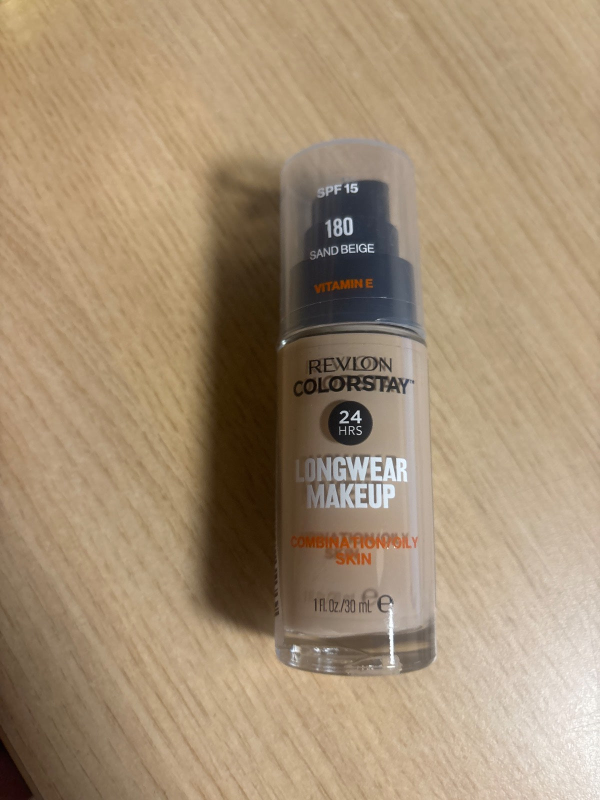 318127 - REVOLON - Fondatinë ColorStay, SPF 15, me Vitaminë E, Mbulim Mesatar-i Lartë, Qëndrueshmëri e Gjatë, Përfundim Mat, I papërshkueshëm nga uji, për lëkurë të kombinuar-të yndyrshme, Nuanca 180, Bezhë Rëre, 30 ml