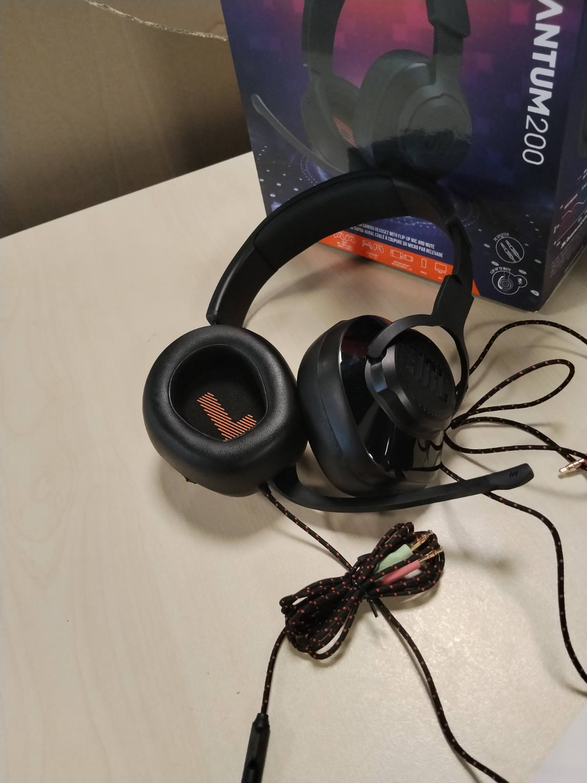 319684 - JBL Quantum 200 | Kufje për Lojëra me Tel | JBL Quantum Signature Sound | Mikrofon me Anulim të Zhurmës së Ambientit | Kompatibël me Platforma të Shumëfishta | Ngjyra: E Zezë