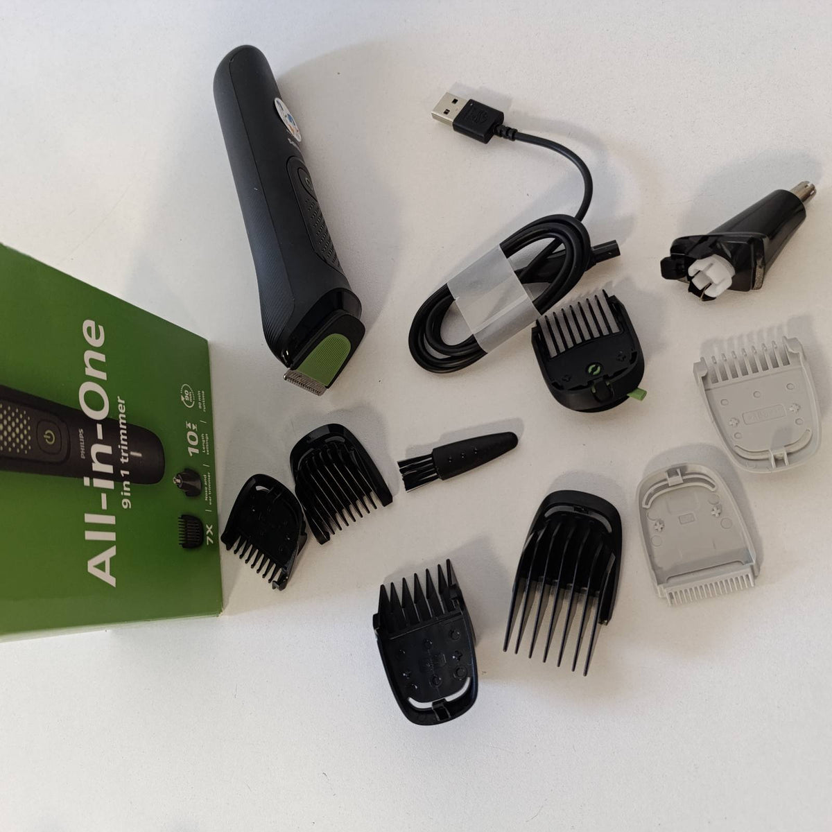 315868 - PHILIPS Makinë prerëse 9-pjesëshe Multigroom Seria 3000: makinë rroje dhe prerëse flokësh për fytyrën, kokën dhe trupin, vetë-mprehëse, tehe miqësore me lëkurën, dymbëdhjetë cilësime gjatësie, modeli MG3946/15