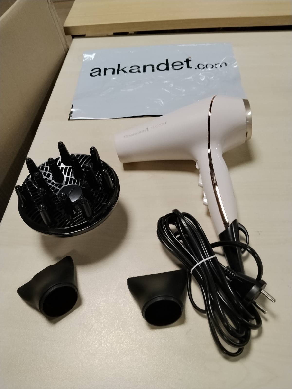 300540 - REMINGTON Tharëse flokësh Professional Jonike PROluxe, 2400W, 150 km/orë, 3 aksesorë, Teknologji OPTIheat, Motor AC i qëndrueshëm, Model AC9140