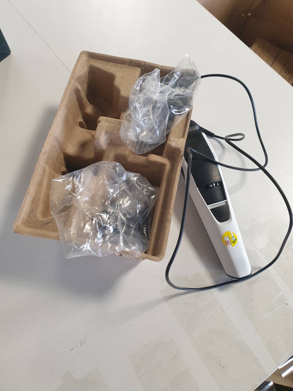 317336 - PHILIPS Makinë prerëse për mjekër Seria 3000, Teknologji Ngritjeje dhe Shkurtimi, Tehe të rrumbullakosura, 10 gjatësi të rregullueshme, Krehër Udhëzues, 100% i papërshkueshëm nga uji, Tregues baterie, Modeli BT3206/14