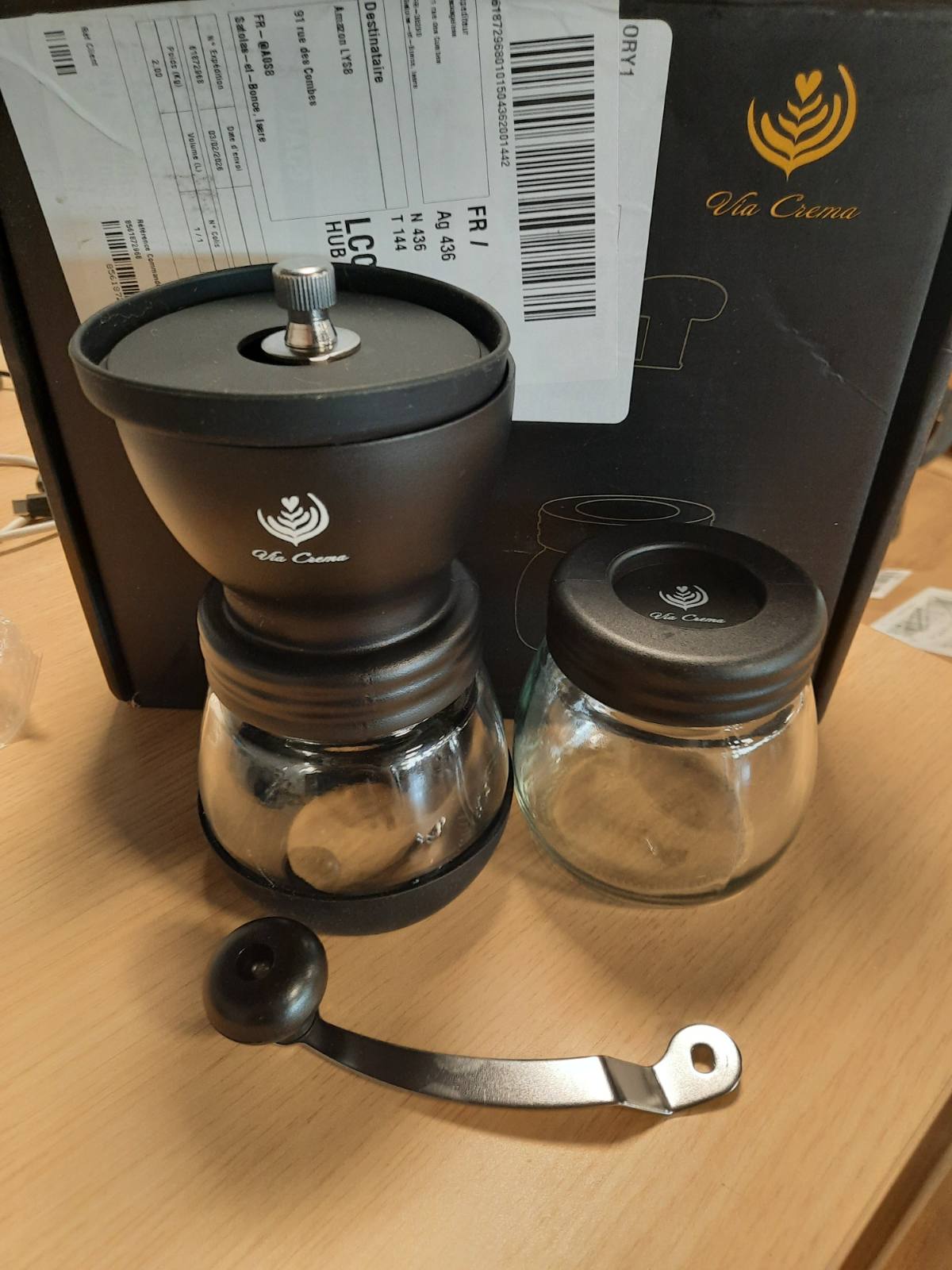 225343 - MULLIR MANUAL KAFEJE VIA CREMA, MULLI PËR KOKRRA QELQI, KAPAK SILIKONI, TEHE QERAMIKE TË RREGULLUESHME