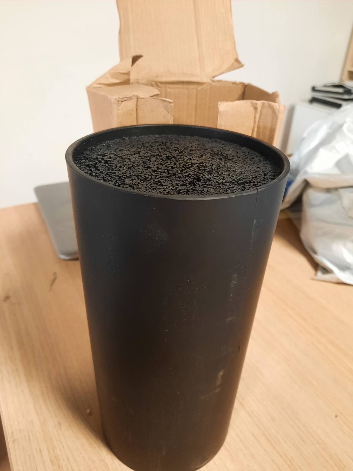 223726 - QDESIGN | Bllok thikash universale | Bllok plastik PP, sipërfaqe të butë | Mbajtëse cilindrike | Ruajtje optimale | Mbrojtëse tehu | E zezë