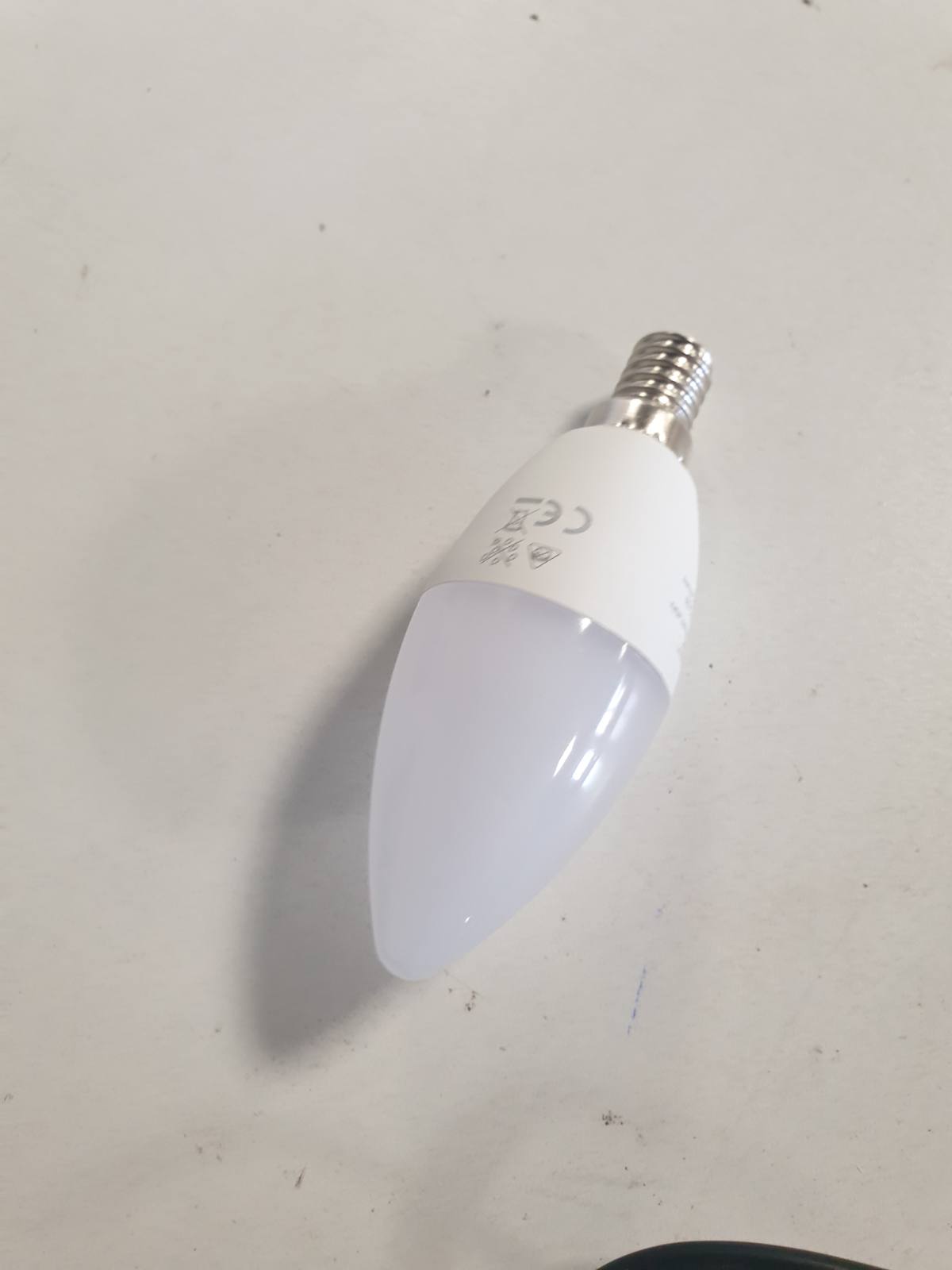215723 - HAMA Llambë inteligjente E14 (4.9W, llambë inteligjente RGB dhe e bardhë, në formë qiriri, llambë WiFi me errësim)
