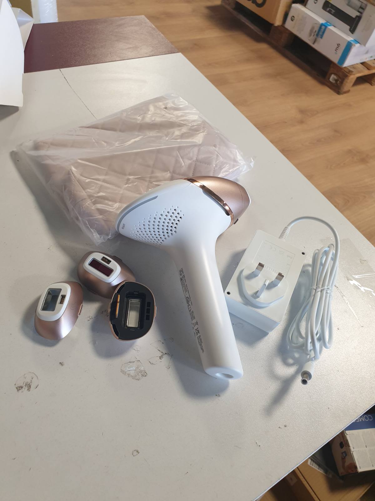 274804 - PHILIPS Lumea 9900, Pajisje IPL për Heqjen e Qimeve, Teknologji SenseIQ dhe SkinAI, 4 Pajisje Shtesë për Trupin, Fytyrën, Bikinin dhe Sqetullat, Përdorim me dhe pa kabllo, BRI951/01