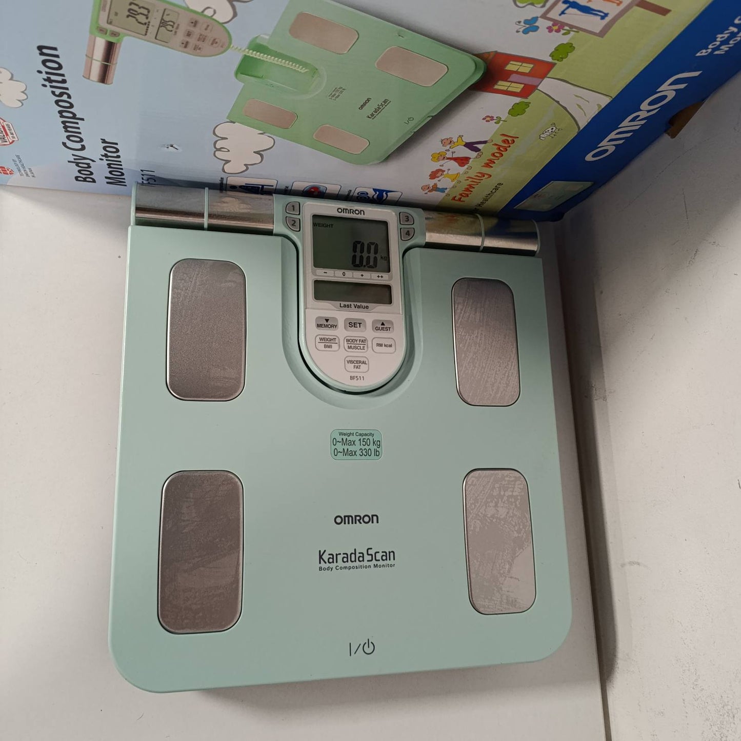 315405 - OMRON BF511 Peshore Personale, Peshore e dhjamit trupor, 8 sensorë, matje nga dora në këmbë, kapacitet deri në 150 kg, për të rritur dhe fëmijë nga mosha 6 vjeç