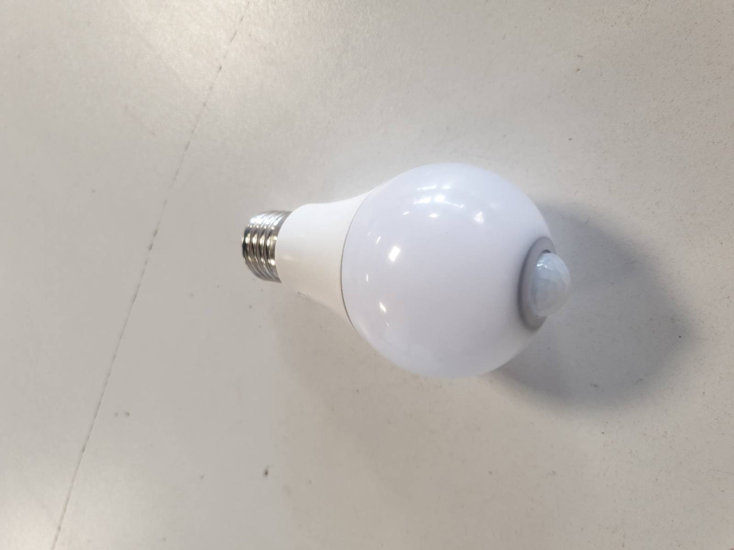 223641 - PHILIPS Llambë LED me sensor 60W E27 e bardhë e ngrohtë, plastike