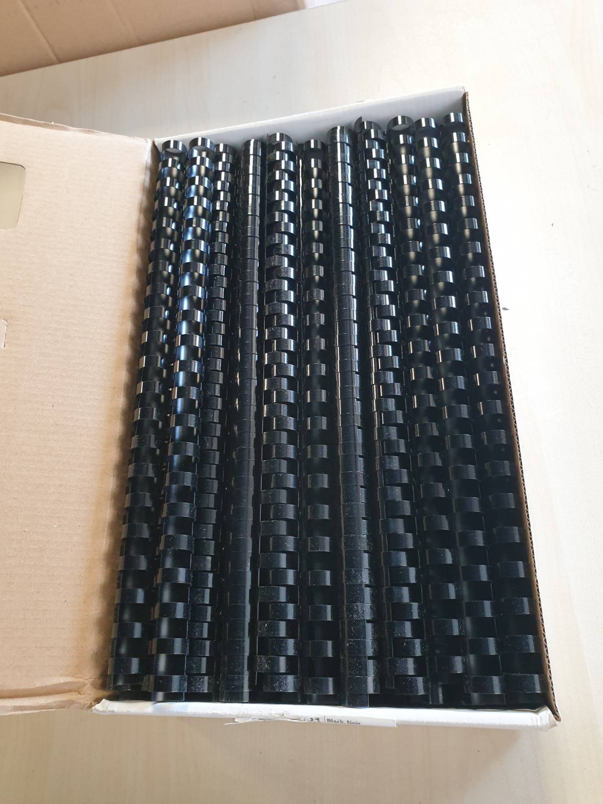 273832 - FELLOWES – Krehëra lidhës plastikë 5346907 – 21 unaza, hap 9/16, diametër 14 mm, pako me 100 copë, Ngjyra: Të zeza