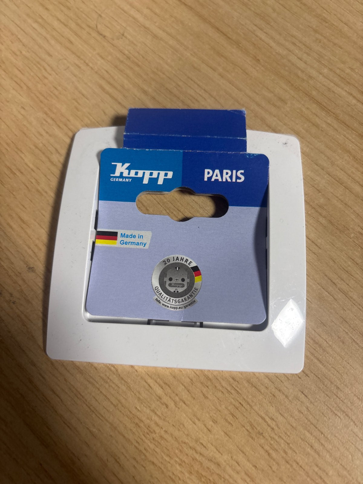 294106 - KOPP Kornizë PARIS, 83 x 83 x 9.5 mm, mbulesë e bardhë arktike, për priza dhe çelësa, plastike elegante, cilësi e lartë