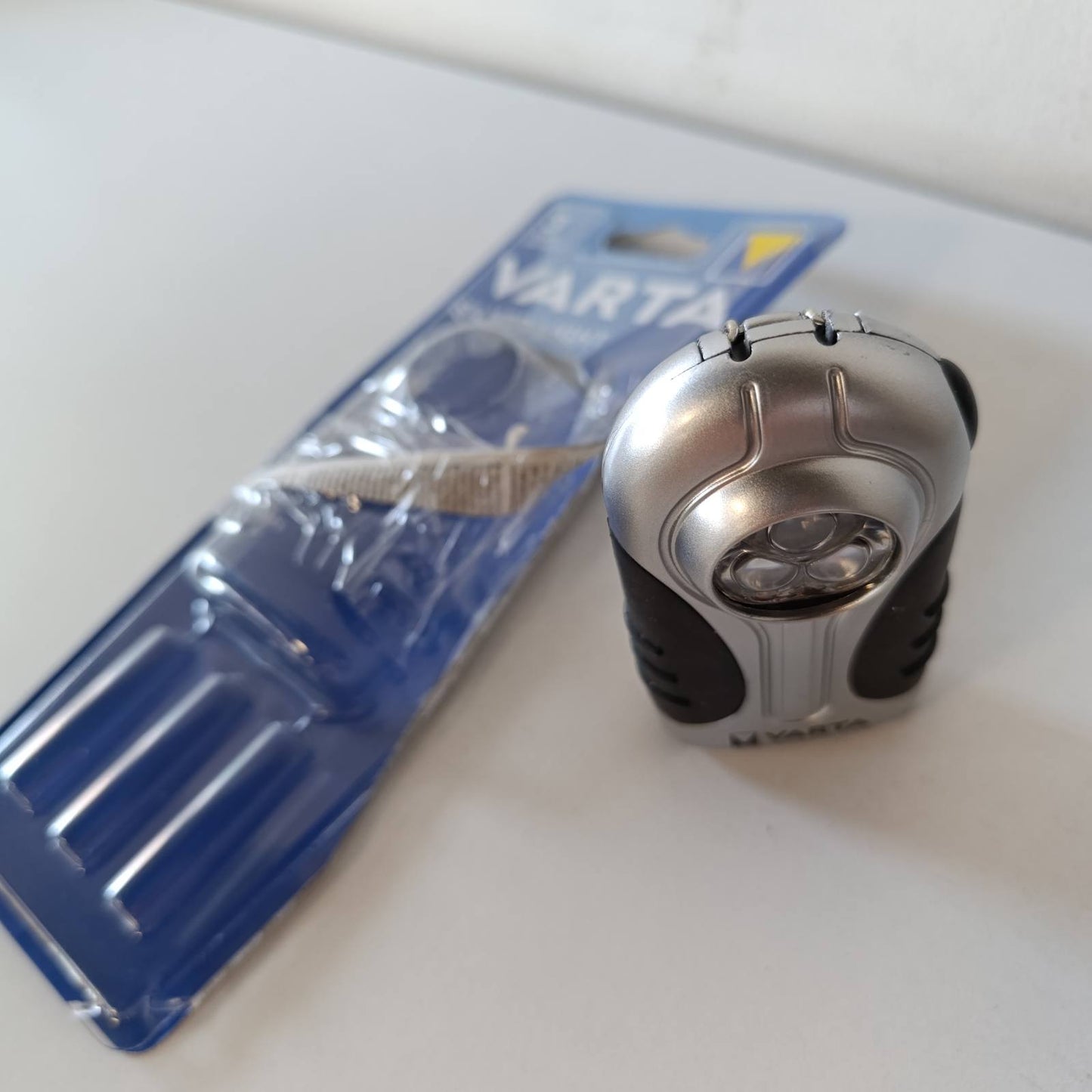 320639 - FENER VARTA LED me 3 bateri AAA, Silver Light, fener me unazë varëse, strehim i fortë me dorezë gome, kompakt dhe praktik