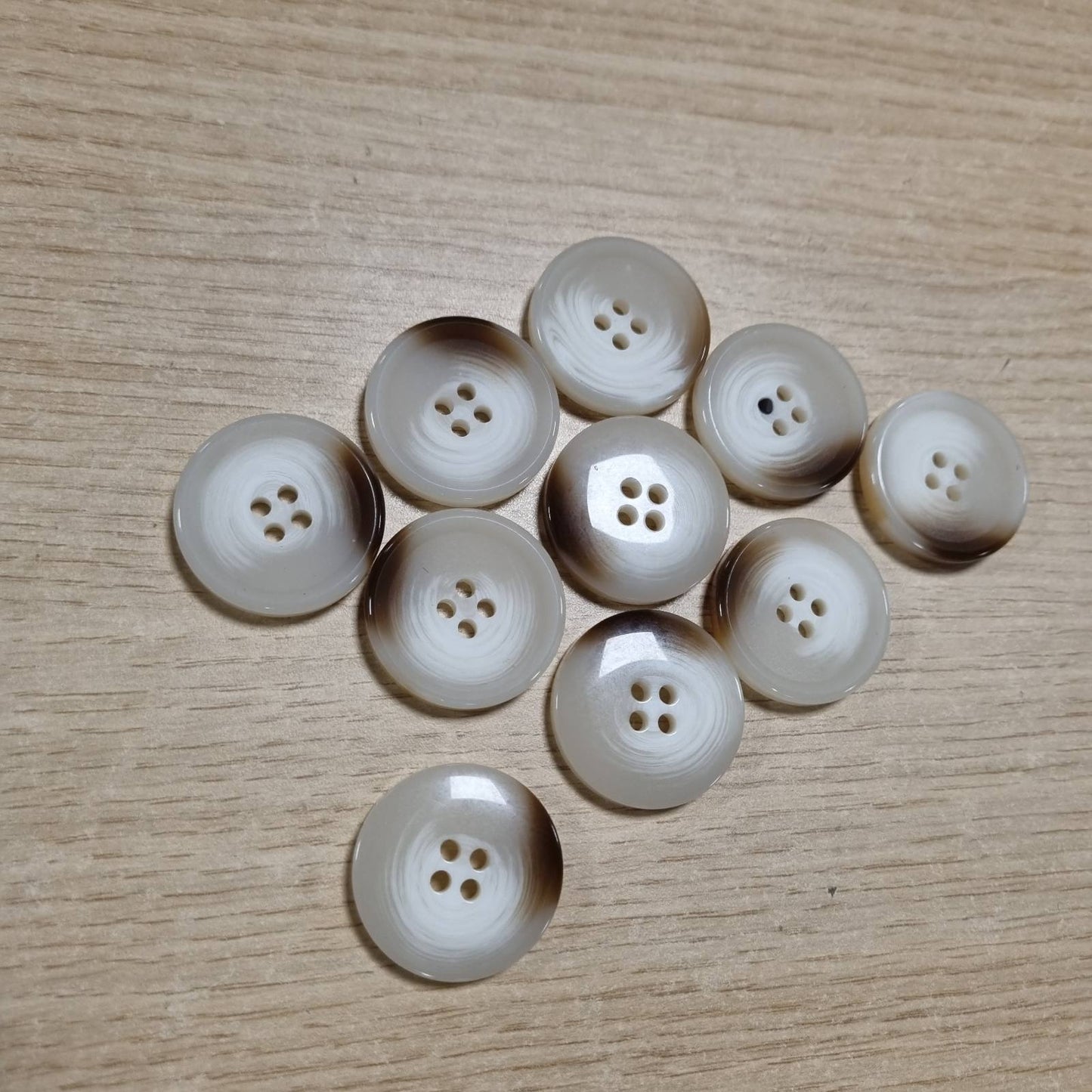 294457 - hartë burimi 10 copë kopsa qepjeje prej rrëshire, 30 mm, 1 3/16-inç, kopsa të rrumbullakëta me 4 vrima, 1 #bezhë