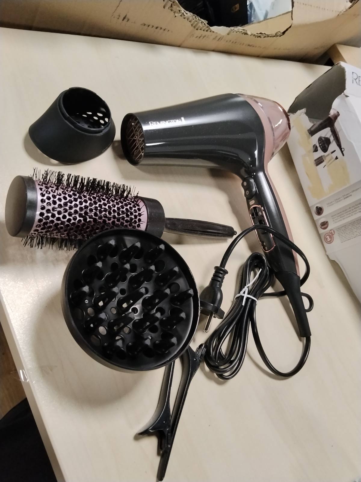 316066 - REMINGTON - Tharëse flokësh Ionic (2200W, 3 aksesorë stilimi: grykë konike, kaçurrela, difuzor, furçë 45 mm, 3 cilësime ngrohjeje, 2 cilësime ventilatori) D5707