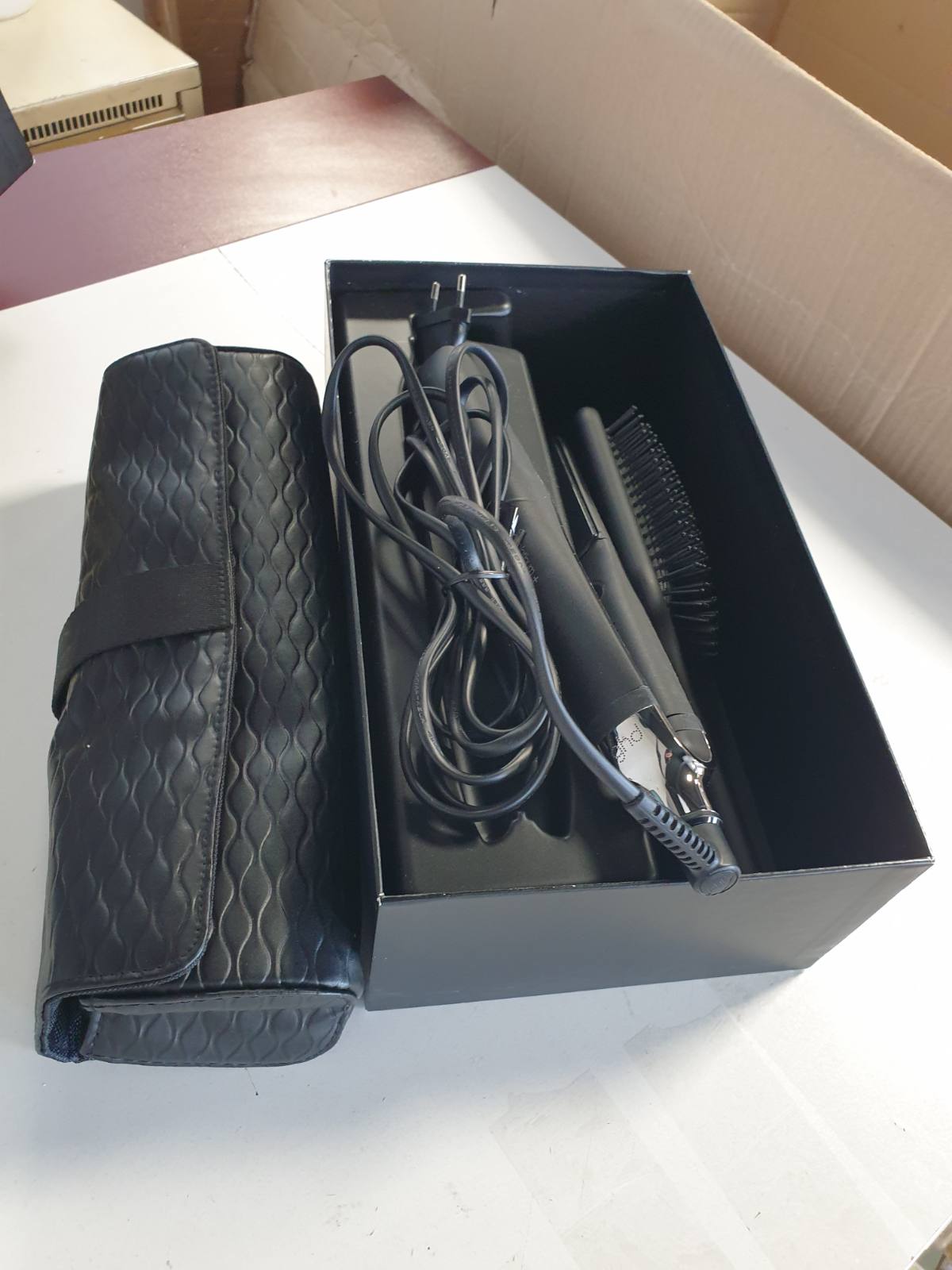 320850 - ghd Set Dhurate Platinum+, përfshin pjastër flokësh profesionale, furçë dhe kuti rezistente ndaj nxehtësisë.
