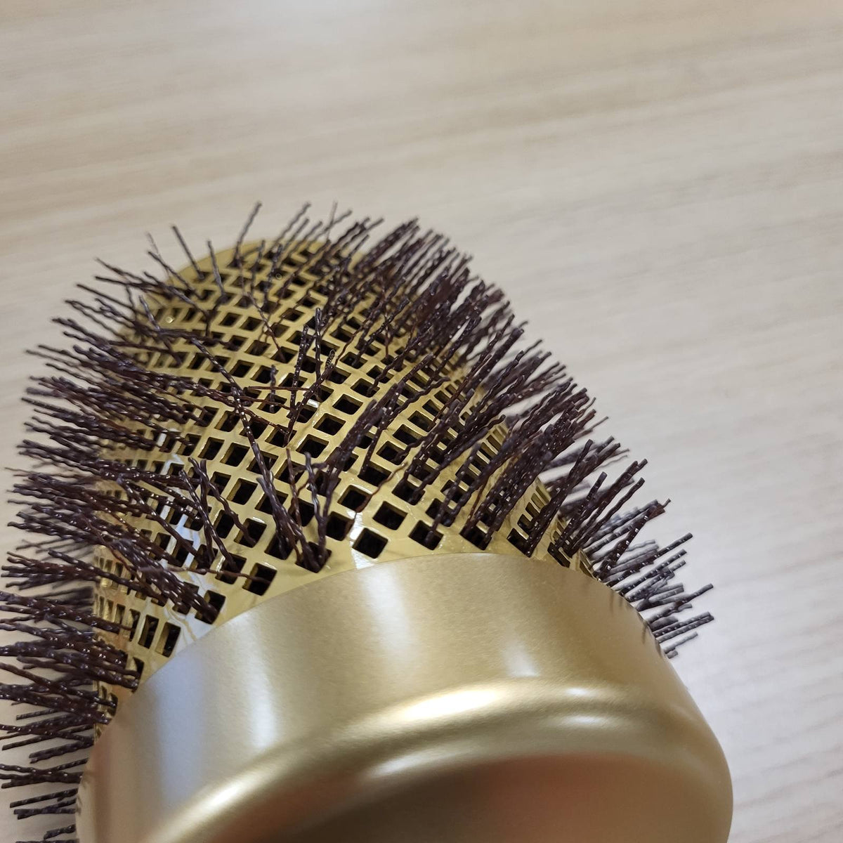 307508 - OLIVIA GARDEN Furçë Expert Blowout Shine - Ari dhe Kafe - 80 - Furçë qeramike e rrumbullakët, antistatike për flokë të shndritshëm dhe pa kaçurrela