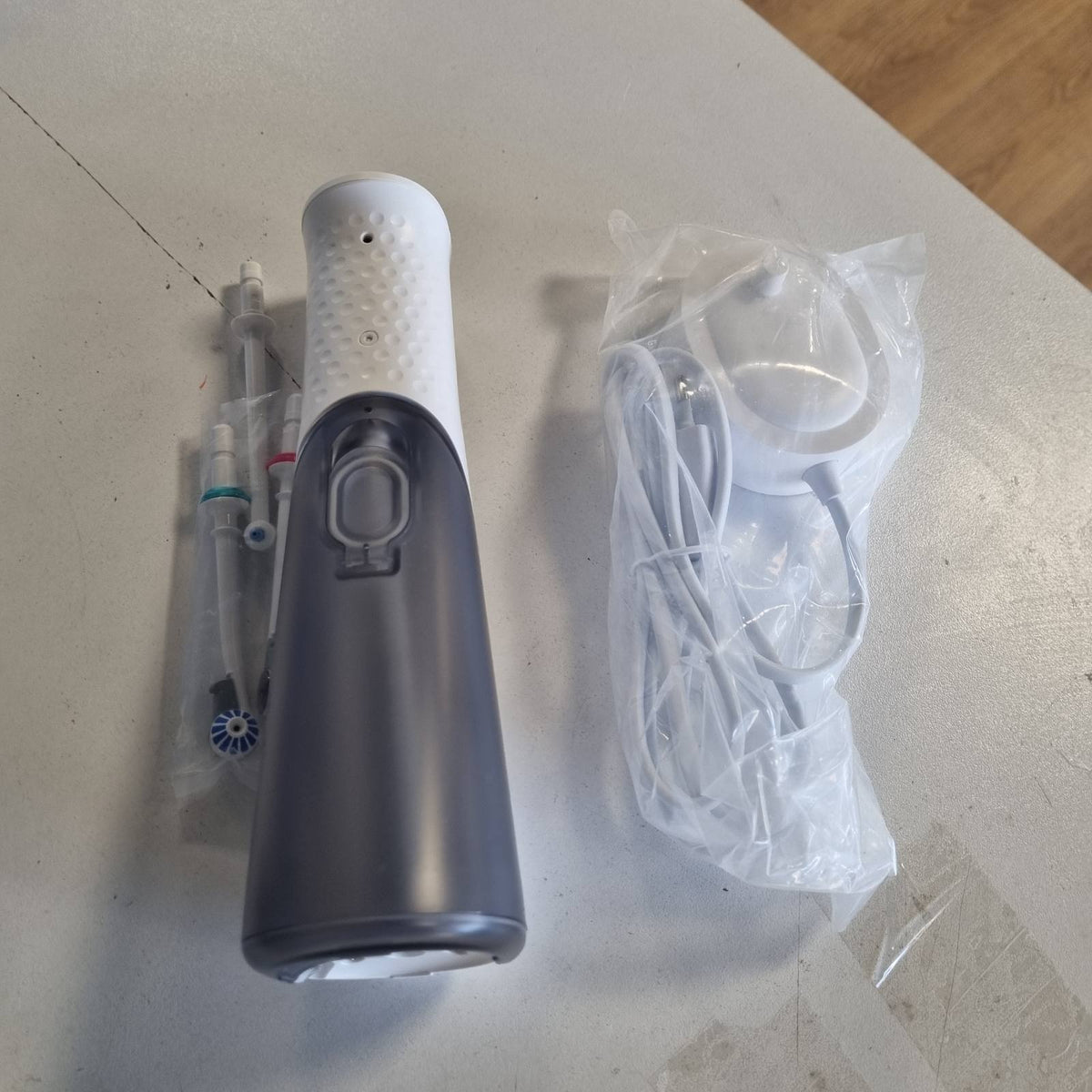 300300 - ORAL-B AQUACARE SERIES 6, ujitës oral pa kabllo, i bardhë/gri