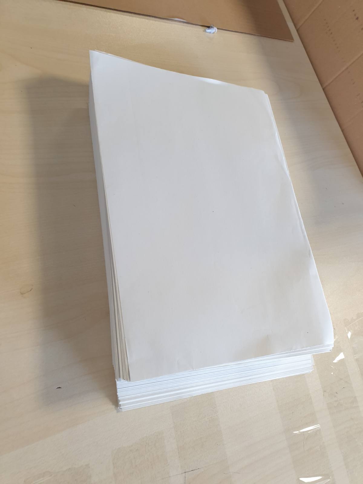 273441 - AMAZON BASICS Letër A4 80gsm 100% e ricikluar, kuti me 5 tufa me nga 500 fletë
